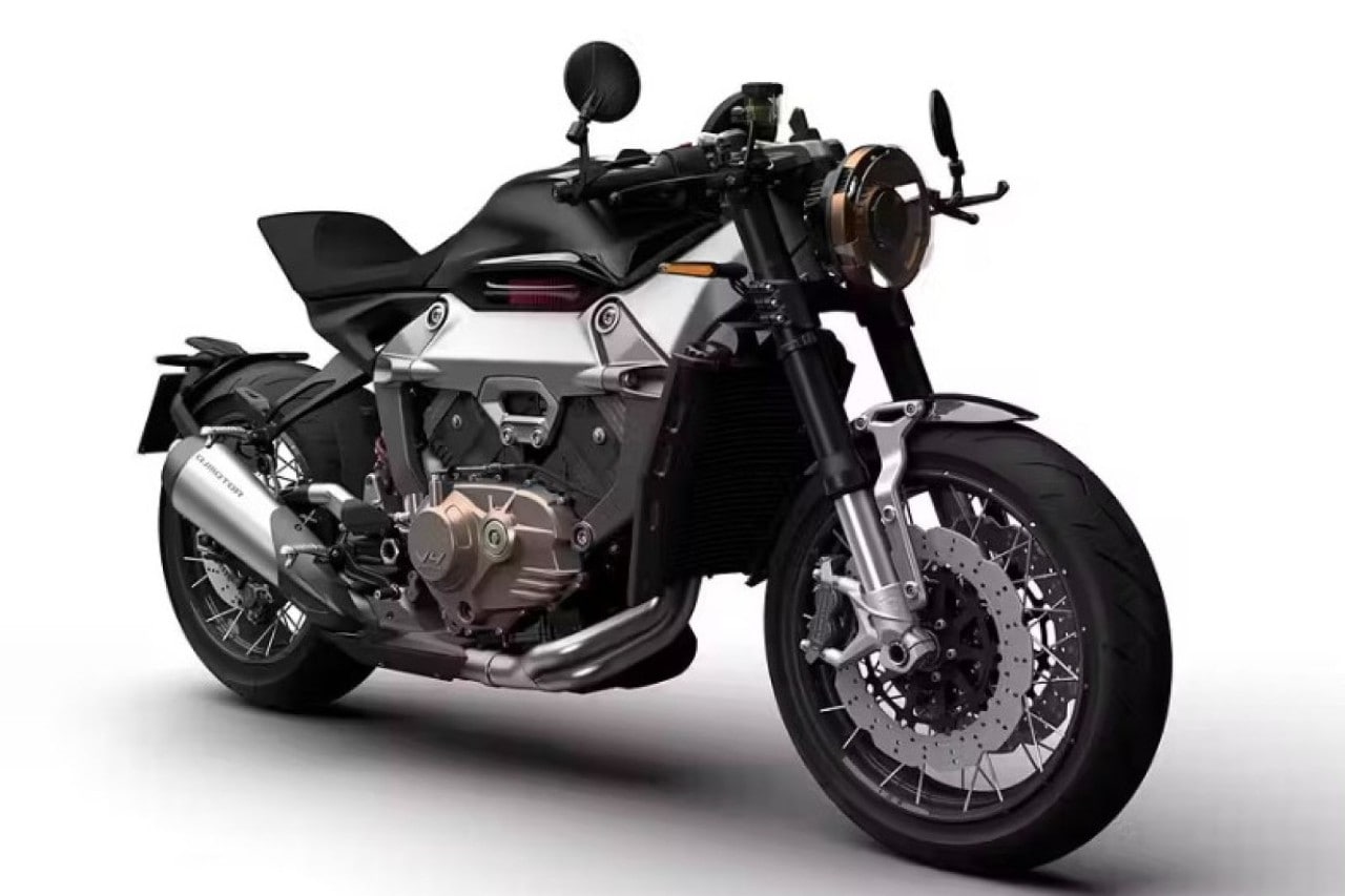 <div class='descrGalleryTitle'>7.	QJ Motor Equus 600</div><div class='descrGalleryText'><p>Bella e inattesa la QJ Motor Equus 600, una<b> roadster dal sapore café racer</b> esteticamente curatissima e ben riuscita. Insolito è, per una moto di questa cilindrata, anche il motore, preso in prestito dalla cruiser SRV 600 V: un<b> V4 con angolo di 90° tra le bancate da 68 cavalli</b> a 10.500 giri, con cambio a 6 marce e una velocità di punta dichiarata di 180 chilometri l’ora. Altrettanto particolare è l’architettura del telaio: si tratta di una <b>struttura in alluminio </b>vincolata al motore, che è portante, tramite bracci imperniati nei carter. Il forcellone bi braccio, davvero bello, è anch’esso in alluminio, mentre all’avantreno si trova una forcella a steli rovesciati. Non ultimi tra gli elementi caratteristici della QJ Equus,<b> i cerchi a raggi tangenziali.</b> Per il resto, sulla Equus non si può non fare una considerazione estetica, davvero equilibrata e aggraziata, ma allo stesso tempo personale. Tutto sommato, ciò che non ti aspetti da un marchio cinese, per lo meno finché non leggi che il <b>capo designer è Adrian Morton</b>, già papà di diverse MV.</p>
</div>